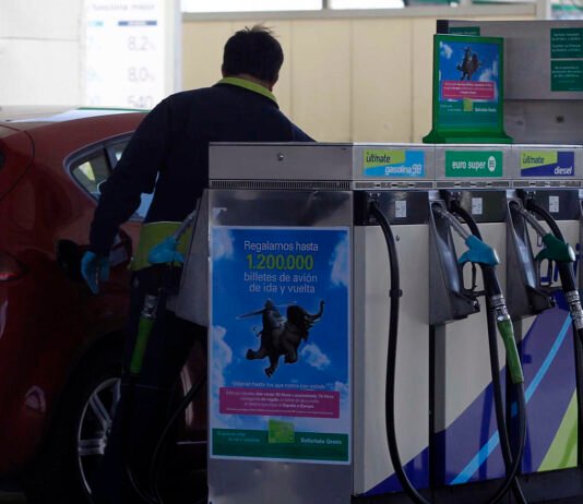 Gasolina y diésel encadenan cinco semanas de bajadas y llegan al verano en mínimos de 2026